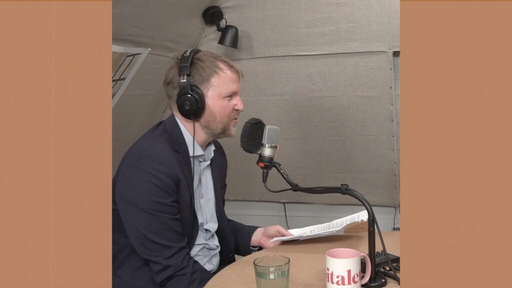 Pontus Fall hosting the podcast Juridikens värld